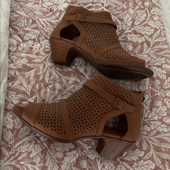 Easy Street Sz 6W Caramel Brown Peep-Toe Ankle Boots Shooties Zip Back - Picture 9 of 12